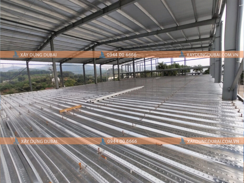 Ưu điểm và ứng dụng của sàn decking trong thi công nhà thép tiền chế 1 Ưu điểm của sàn decking trong thi công nhà thép tiền chế